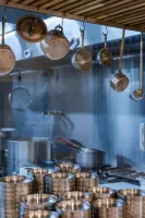 유기 그릇과 전통이 살아있는 한식당 주방